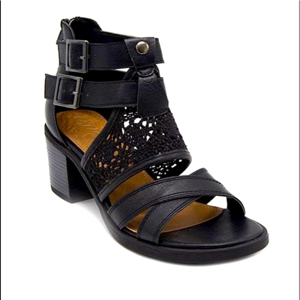 *Sugar Heyney* brand, Black Leather sandals 7.5